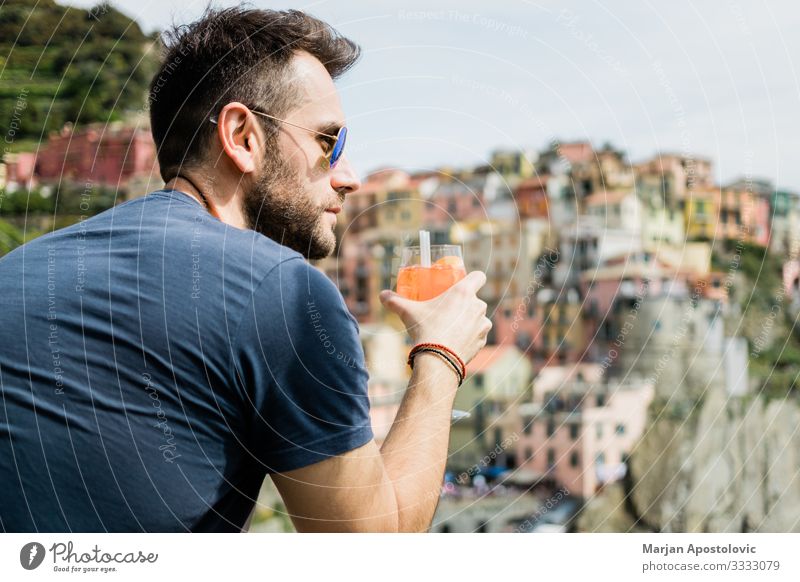 Junger Mann trinkt Cocktail im Dorf Cinque Terre trinken Saft Alkohol Longdrink Lifestyle Freude Ferien & Urlaub & Reisen Tourismus Ausflug Sightseeing