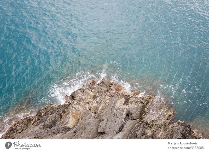 Draufsicht auf die Wellen, die auf das Ufer treffen Umwelt Natur Landschaft Wasser Frühling Sommer Küste Bucht Meer Mittelmeer Stein natürlich blau türkis
