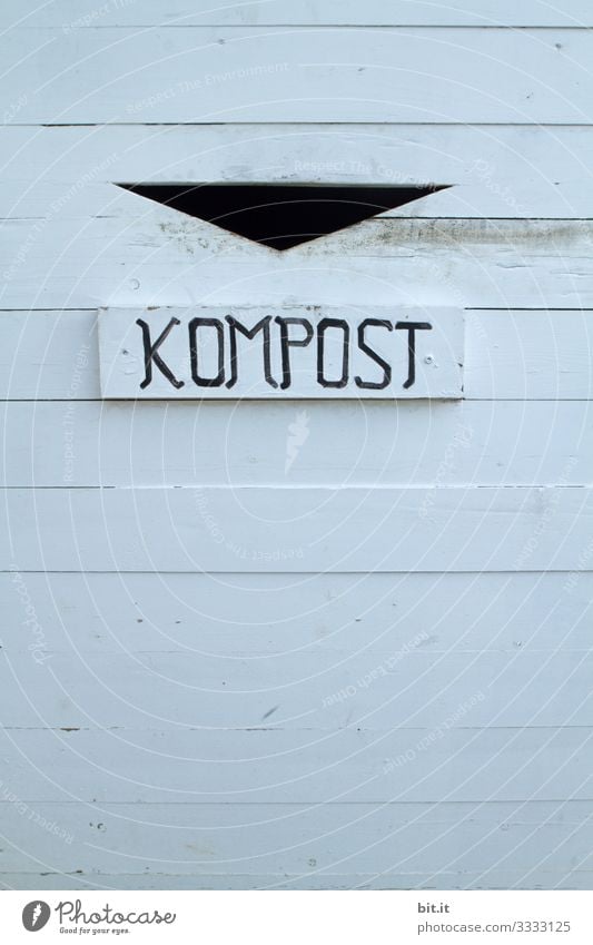 Schriftzug Kompost, auf einem Schild eines Abfallbehälters zur Mülltrennung zum Umweltschutz und Klimawandel. Kompostierung Klimaschutz nachhaltig