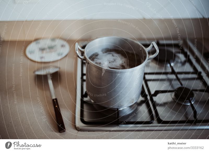 Spaghetti kochen Lebensmittel Ernährung Essen silber Nudeln Essen zubereiten Gasherd Wasser Topf Küche Mittagessen kochen & garen lecker Querformat retro