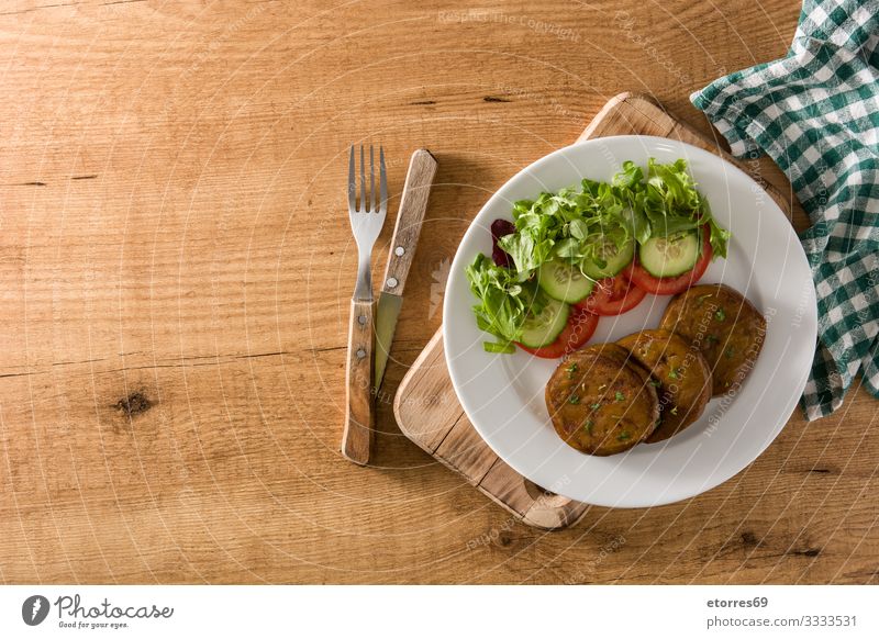 Seitan mit Gemüse auf Holztisch. Gefälschtes Fleisch seitan Vegane Ernährung Fälschung alternativ Lebensmittel Gesunde Ernährung Foodfotografie