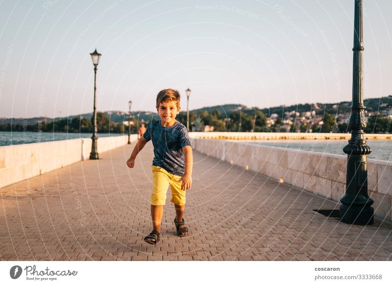 Athletisches Kind, das auf einer Brücke in Argostoli, Griechenland, läuft. Lifestyle Freude Glück Gesundheit Leben Freizeit & Hobby Spielen