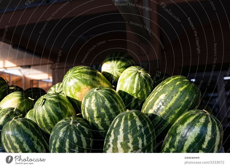 Viele Wassermelonen auf einem Straßenmarkt Lebensmittel Gemüse Frucht Dessert Ernährung Bioprodukte Vegetarische Ernährung Diät Design Gesunde Ernährung Sommer