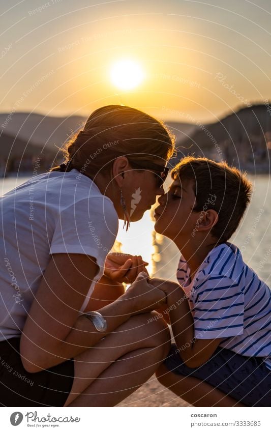 Mutter und Sohn schauen sich bei Sonnenuntergang an Lifestyle Freude Glück Freizeit & Hobby Spielen Ferien & Urlaub & Reisen Sommer Strand Meer Muttertag Kind