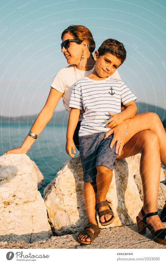 Mutter und Sohn geniessen entspannt den Blick aufs Meer Lifestyle Freude Glück schön Erholung Ferien & Urlaub & Reisen Tourismus Ausflug Abenteuer Sommer