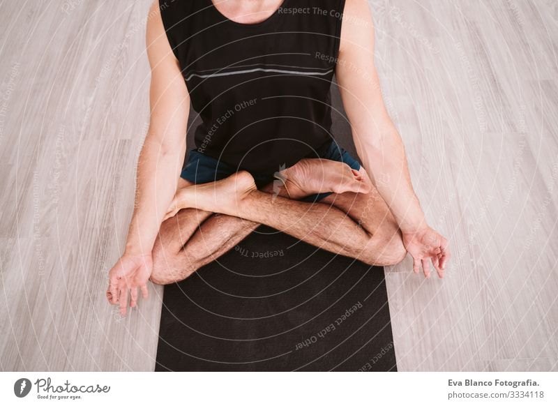 junger Mann, der im Fitnessstudio Yoga-Sport betreibt. Gesunder Lebensstil. Ansicht von oben Junge Gesundheit Lifestyle Innenaufnahme Sporthalle Studioaufnahme