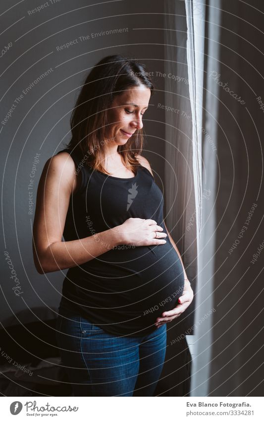 junge schwangere Frau zu Hause heimwärts Bett Schwangerschaft Baby erwartend bauchfrei Tag liegen Zärtlichkeit Vergnügen Innenarchitektur Fröhlichkeit haben