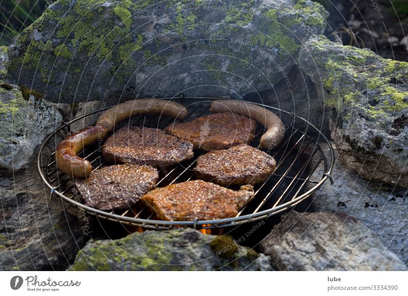 Freiluftgrillen Lebensmittel Fleisch Wurstwaren Ernährung Abendessen Essen Grill Grillen Mahlzeit Steak Fleischesser Außenaufnahme