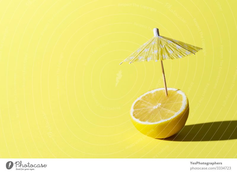Zitronenfrüchte und Cocktailschirm. Konzept für Sommergetränke Lebensmittel Frucht Frühstück Getränk Erfrischungsgetränk Gesunde Ernährung Erholung lustig
