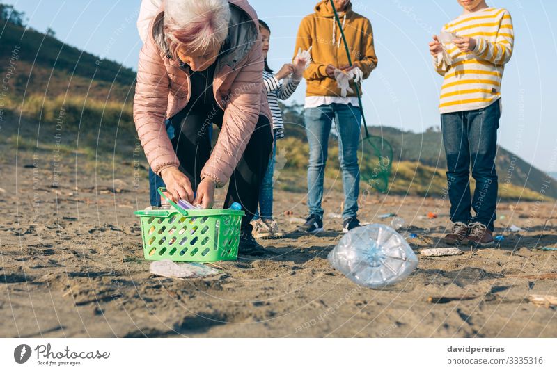 Freiwillige, die sich auf die Reinigung des Strandes vorbereiten Kind Mensch Junge Frau Erwachsene Mann Familie & Verwandtschaft Menschengruppe Umwelt Sand