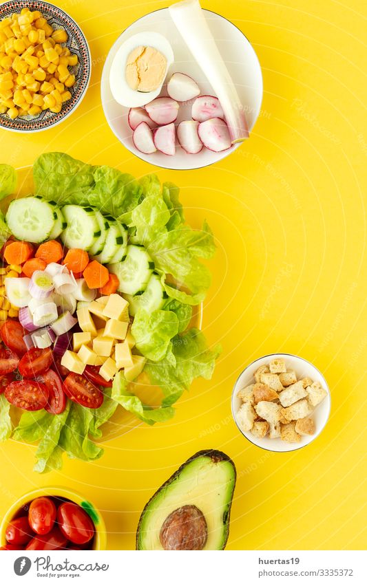 Salatsalat mit Tomate, Käse und Gemüse Lebensmittel Ernährung Vegetarische Ernährung Diät Schalen & Schüsseln Gesunde Ernährung frisch gelb grün Salatbeilage