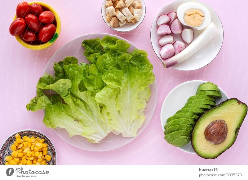 Salatsalat mit Tomate, Käse und Gemüse Lebensmittel Ernährung Vegetarische Ernährung Diät Schalen & Schüsseln Gesunde Ernährung frisch grün rosa Salatbeilage
