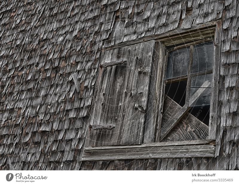 altes kaputtes Holzfenster in einem Schuppen Ruine Mauer Wand Fassade Fenster Glas dunkel gruselig braun Angst Endzeitstimmung Verfall Vergänglichkeit