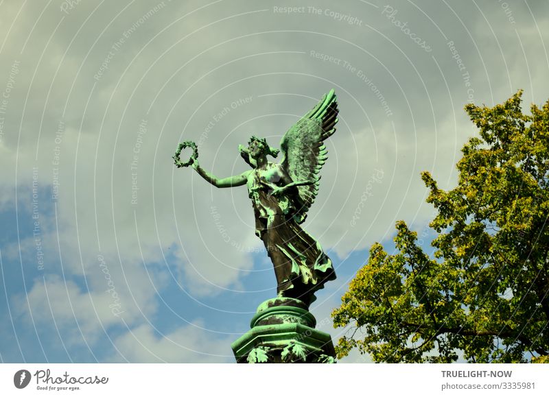 Skulptur der Siegesgöttin Viktoria mit Flügeln und in wehendem Gewand einen Siegerkranz werfend. Bronze-Abguss eines Originals von Christian Daniel Rauch (1777-1857)