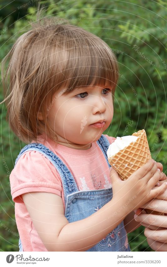 Süße Mädchen essen Eiscreme. Speiseeis Essen Kind Baby Frau Erwachsene Park blond weiß Europäer Kaukasier eine zwei drei Dame kurz Behaarung vertikal Farbfoto