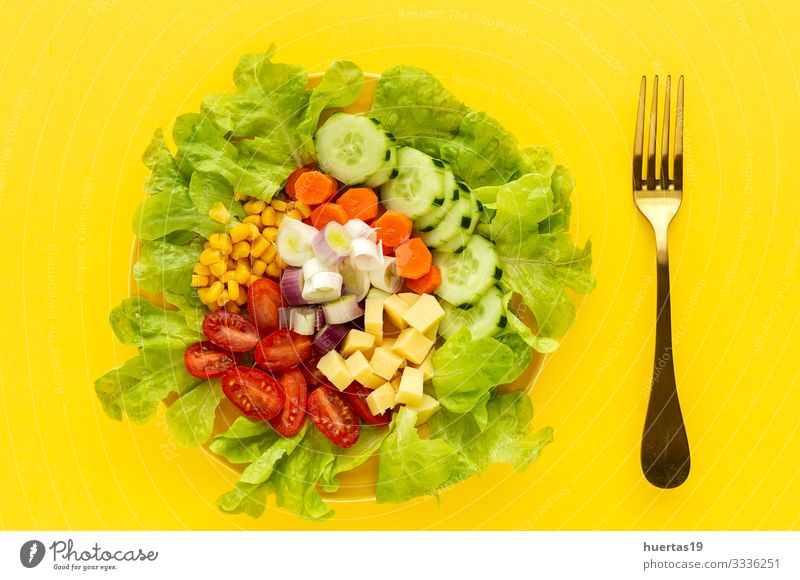 Salatsalat mit Tomate, Käse und Gemüse Lebensmittel Salatbeilage Ernährung Vegetarische Ernährung Diät Schalen & Schüsseln Gesunde Ernährung frisch gelb grün