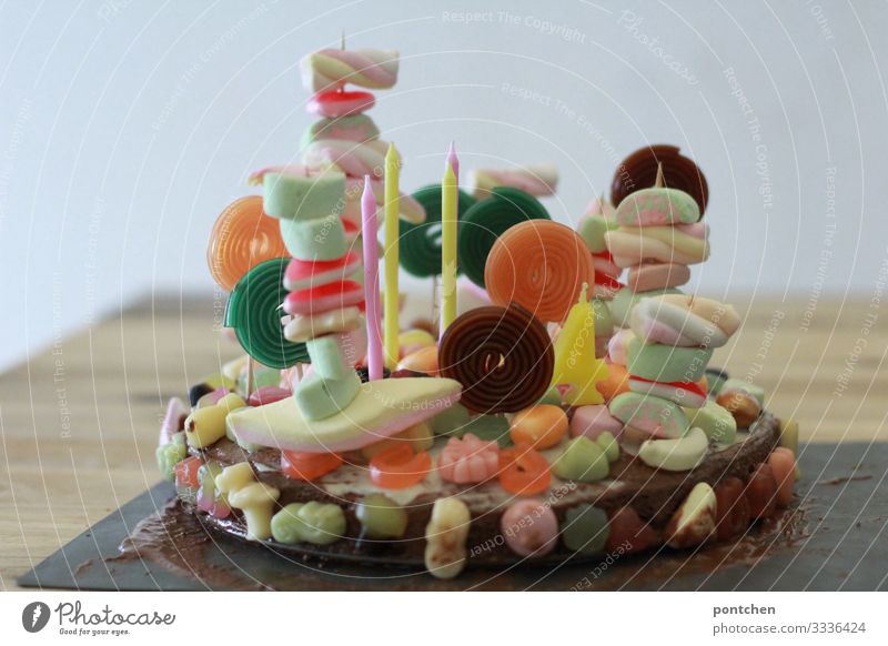 Bunte Geburtstagstorte voller süßigkeiten für einen kindergeburtstag Kuchen Süßwaren Feste & Feiern Fröhlichkeit Vorfreude Begeisterung Kindergeburtstag