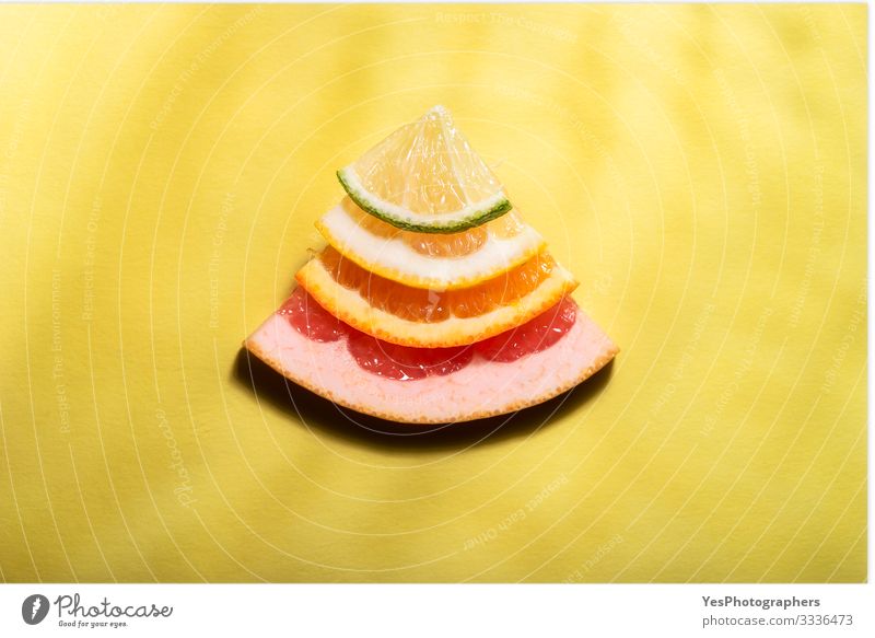 Zitrusfrüchte in Scheiben geschnitten im Sonnenlicht. Mischung von Zitrusfrüchten Lebensmittel Frucht Orange Ernährung frisch hell süß mehrfarbig gelb rot