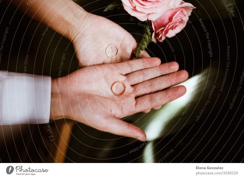 Mann und Frau mit Eheringen in offenen Händen. Feste & Feiern Hochzeit Erwachsene Hand Finger Liebe Zusammensein Gefühle Vertrauen Partnerschaft Ewigkeit