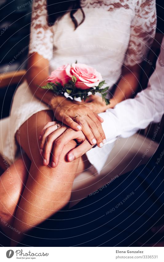 Neuvermähltes Paar mit ihren Eheringen. Feste & Feiern Hochzeit Hand Finger Blumenstrauß Liebe Zusammensein Gefühle Vertrauen Romantik Ewigkeit Farbe Ordnung