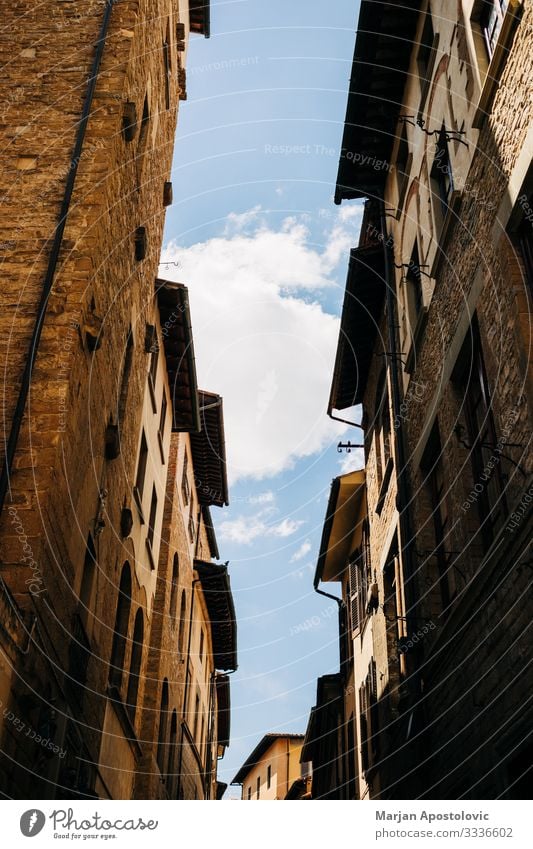 Straßenansicht der Dächer in einer engen Straße in Florenz Architektur Italien Europa Kleinstadt Stadt Altstadt Gebäude Mauer Wand historisch einzigartig
