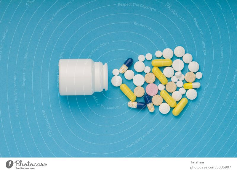 weißes Fläschchen mit Medikamenten und Tabletten. Flasche Gesundheitswesen Behandlung Krankheit Wissenschaften Krankenhaus blau Schmerz Farbe Kapsel Medizin