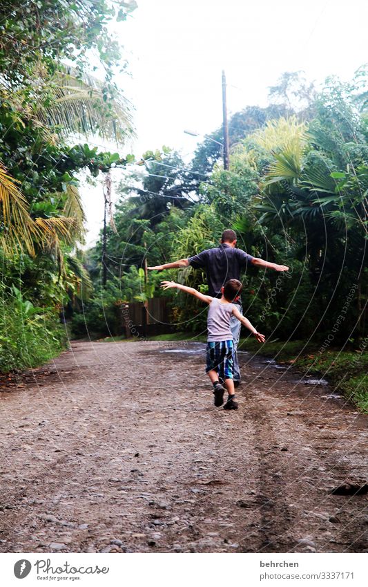 weit weg | fliegen Wege & Pfade Urwald Regenwald Palme Kindheit Spaß haben Quatsch machen Spielen Costa Rica Außenaufnahme Mann Junge Natur