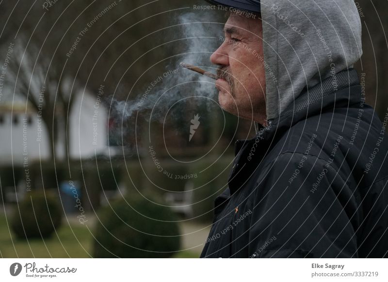 Menschen am Rand der Gesellschaft maskulin Männlicher Senior Mann 1 60 und älter Rauchen Blick warten authentisch Originalität grau schwarz Zufriedenheit