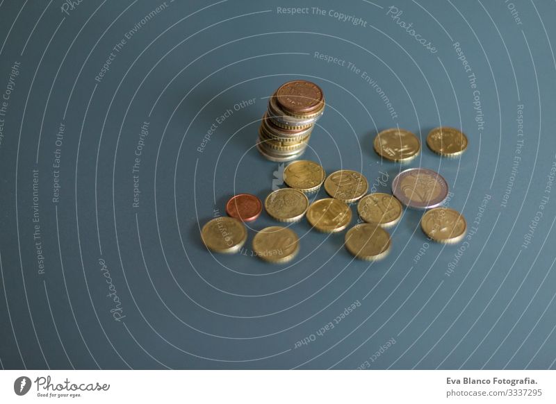 Detail der Euro-Münze Geld. Das Geldkonzept machen Technik & Technologie Markt viele Münzen Geldinstitut Einsparungen digital abstrakt Gewinn Reportage planen