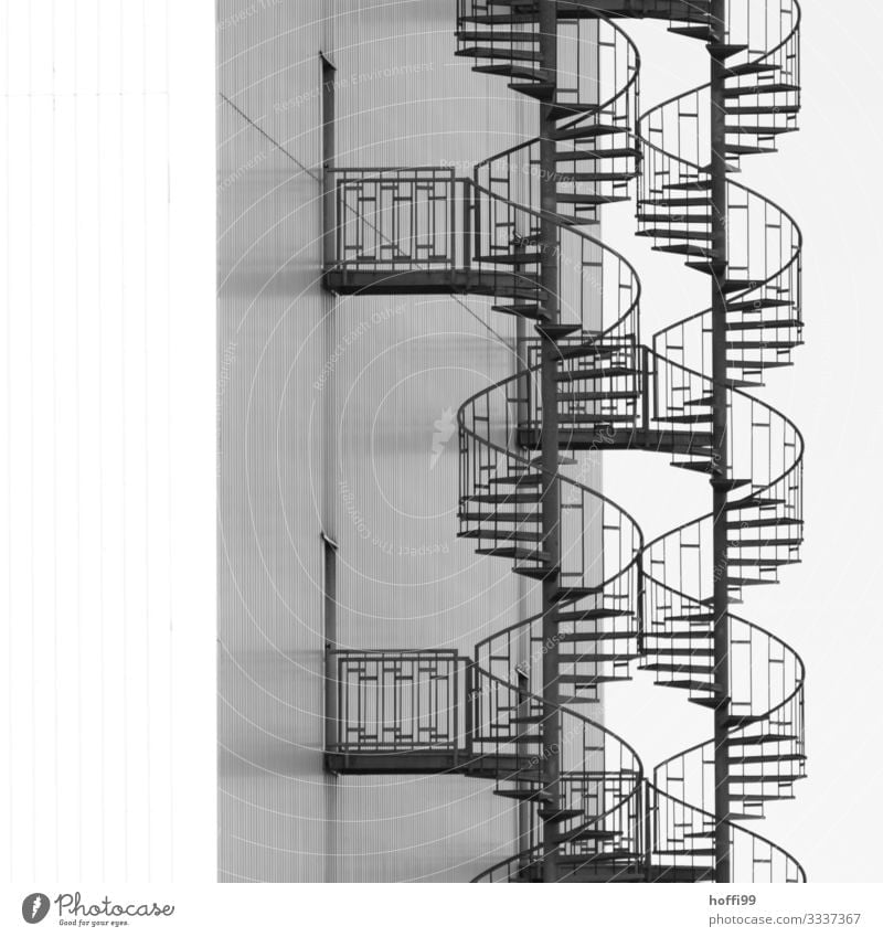 doppelte Wendeltreppe nebeneinander Industrieanlage Lagerhalle Mauer Wand Treppe Fassade Notausgang Stahl Linie Kurve DNA schwingen ästhetisch elegant hoch