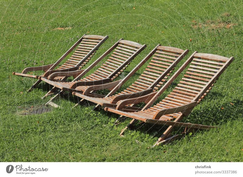 Liegestühle aus Holz auf Wiese Lifestyle schön Ferien & Urlaub & Reisen Ausflug Sonnenbad Mensch Umwelt Natur Klimawandel Garten Park genießen schlafen braun