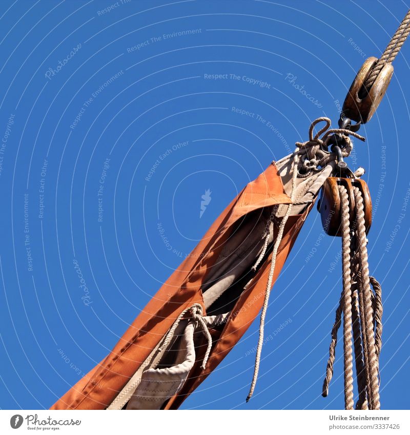Detail der Takelage eines Segelschiffs Schiff Segeln Boot Tau Seil Flaschenzug Takelwerk Blöcke aufgetakelt Spule Schifffahrt Wasserfahrzeug Segelboot Himmel