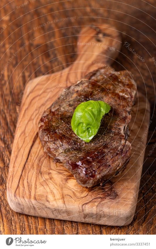 Steak auf Holz Fleisch Kräuter & Gewürze Tisch Medien alt dunkel oben saftig schwarz Basilikum altehrwürdig Pfeffer Rindfleisch Schneidebrett Feinschmecker