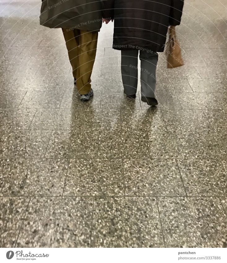 Liebe-Zwei Senioren gehen Hand in Hand  über bodenfließen Mensch maskulin feminin Weiblicher Senior Frau Männlicher Senior Mann Partner 2 60 und älter Fürsorge