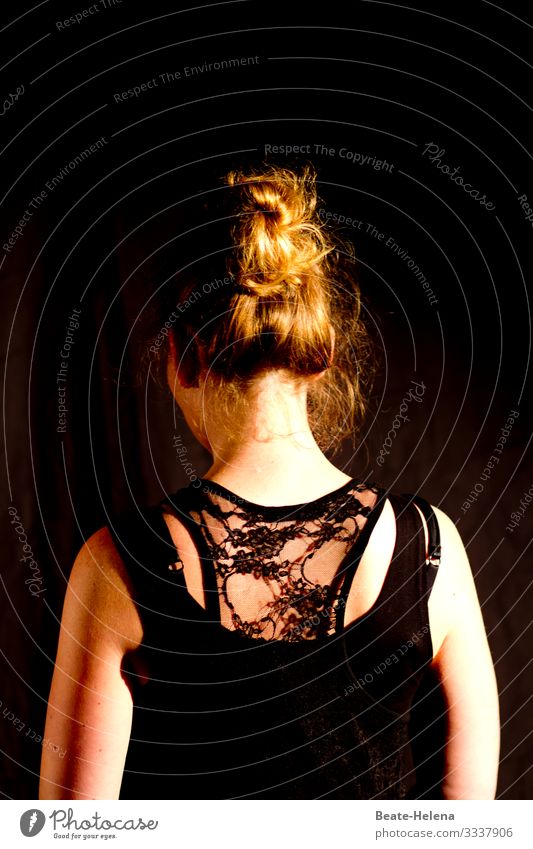 Nackenfrei schön Körper Haare & Frisuren Junge Frau Jugendliche Kopf Rücken Kunstwerk Hemd rothaarig langhaarig wählen beobachten Denken entdecken glänzend