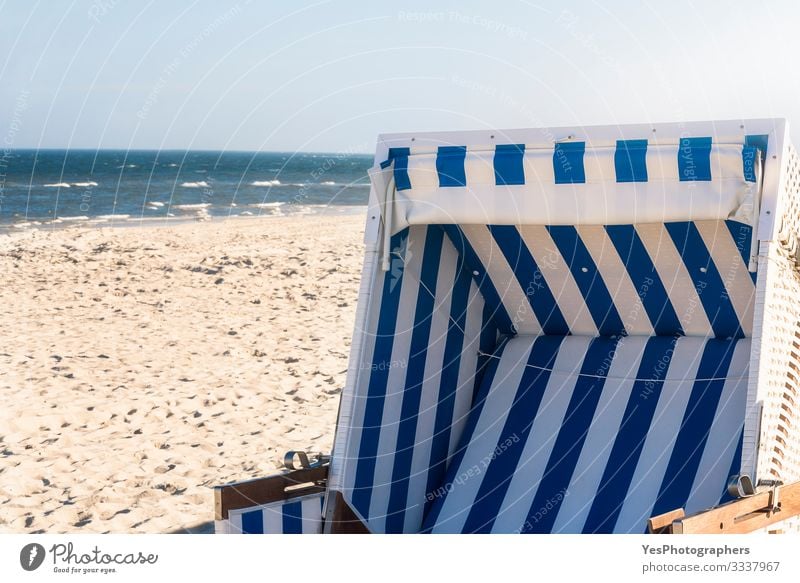 Strandkorb auf einem deutschen Strand an der Nordsee auf Sylt Erholung Sommer Meer Sand Schönes Wetter Küste Optimismus Friesische Insel Deutscher Strand