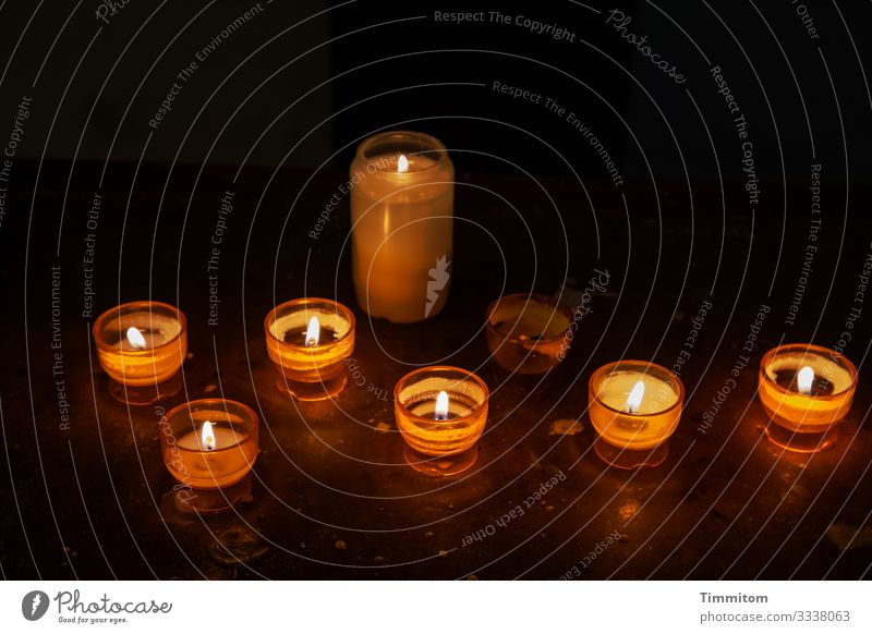 Eiszeit | Gegenmaßnahme Kerze Kerzenschein Flamme Teelicht Holz Kunststoff Zeichen ästhetisch dunkel gelb gold schwarz weiß Gefühle Schutz trösten nachdenklich