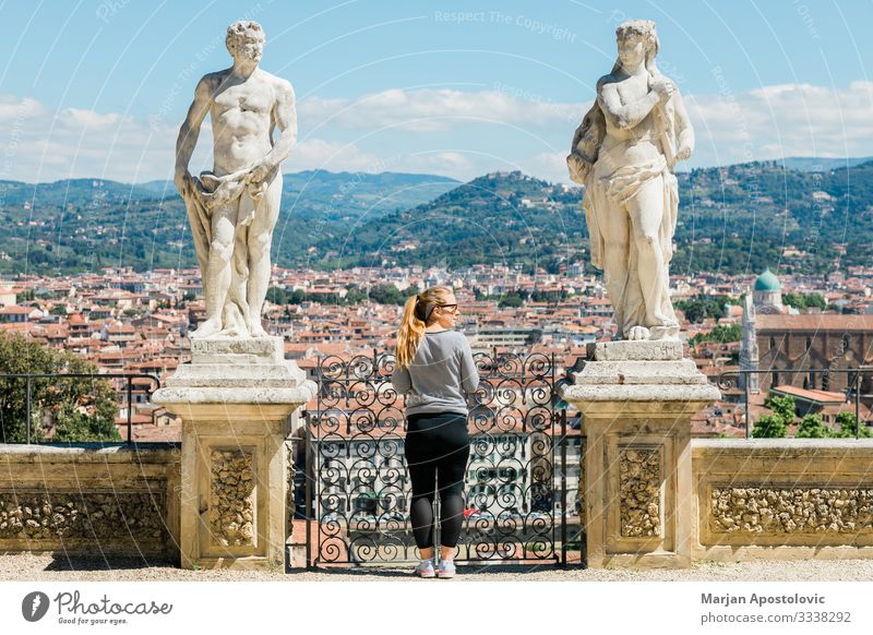 Junge Frau genießt Panoramablick auf Florenz, Italien Lifestyle Ferien & Urlaub & Reisen Tourismus Ausflug Sightseeing Städtereise Mensch feminin Jugendliche