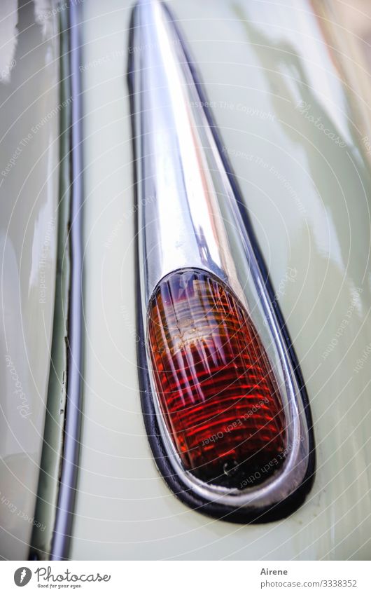 zeitlose Eleganz Fahrzeug PKW Oldtimer fahren leuchten alt retro schön rot silber hellgrün elegant glänzend Chrom Rücklicht Autoscheinwerfer Design Farbfoto