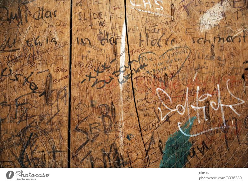 Verewigungen | Geschriebenes Maserung Riss Filzstift Holz Zeichen Schriftzeichen Ziffern & Zahlen Schilder & Markierungen Graffiti Ausdauer Wut Ärger trotzig