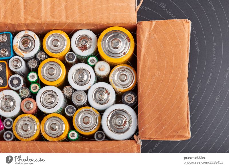 Entladene Batterien zum Recycling gesammelt Umwelt Verpackung alt grün Energie Fürsorge Umweltverschmutzung Umweltschutz wiederverwerten ökologisch Öko