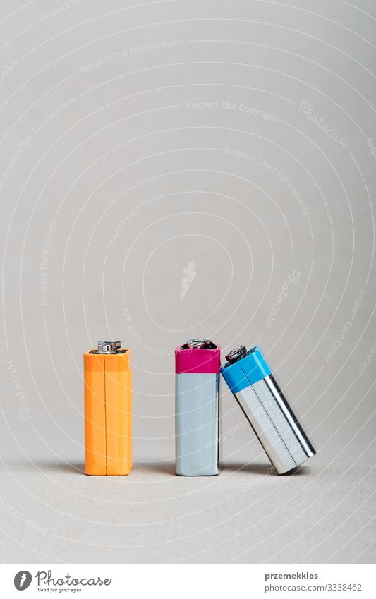 Gebrauchte Batterie lehnte wie ein Dominostein an eine andere Batterie Umwelt alt grün Energie Fürsorge Umweltverschmutzung Umweltschutz Wandel & Veränderung
