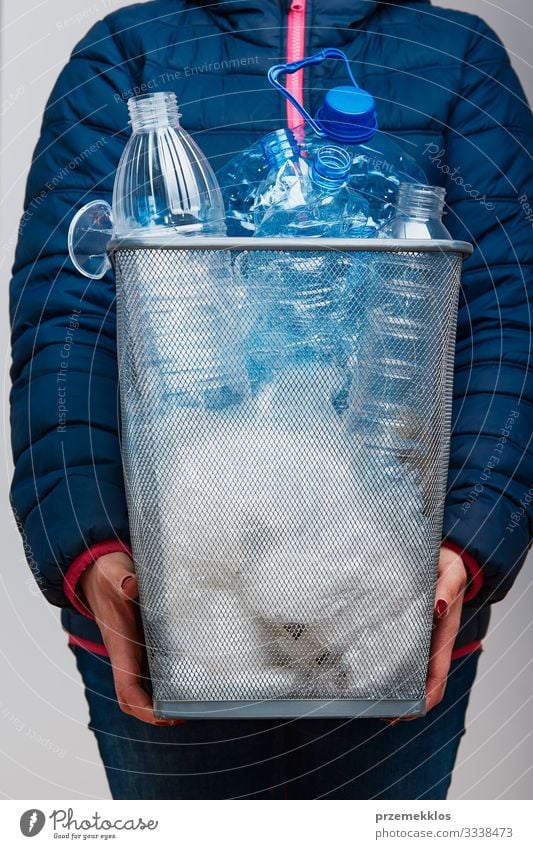 Frau hält Mülltonne mit gesammelten gebrauchten Kunststoffverpackungen Flasche Erwachsene 1 Mensch Umwelt Container Paket werfen blau Umweltverschmutzung