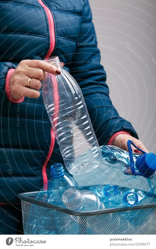 Frau sammelt gebrauchte Plastikflaschen im Mülleimer Flasche Erwachsene Körper Umwelt Container Paket Kunststoff werfen blau Umweltverschmutzung wiederverwerten