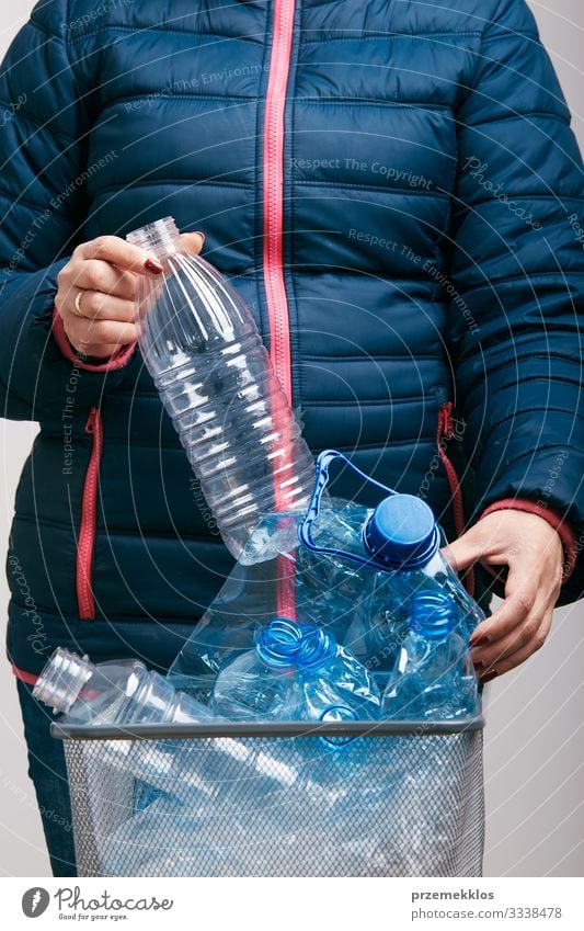 Frau sammelt gebrauchte Kunststoffverpackungen im Mülleimer Flasche Erwachsene 1 Mensch Umwelt Container Paket werfen blau Umweltverschmutzung wiederverwerten