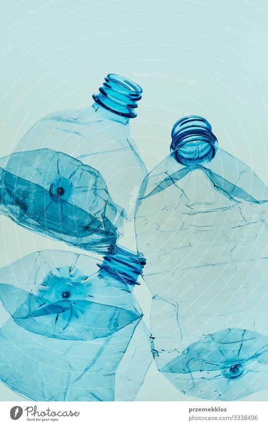 Leere, gequetschte Plastikflaschen, die zum Recycling gesammelt werden Flasche sparen Umwelt Container Kunststoff blau Umweltverschmutzung Umweltschutz Müll