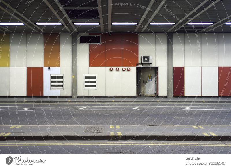 unterführung Stadt Hauptstadt Stadtzentrum Menschenleer Mauer Wand Fassade Tür Straße Tunnel trist gelb grau orange rot beech street London barbican Notausgang