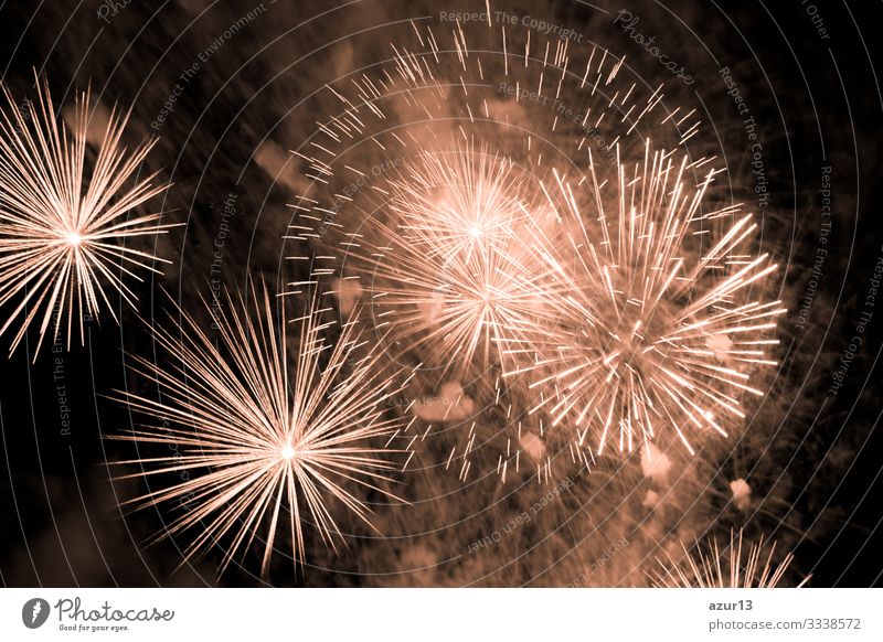 Luxus-Feuerwerk-Veranstaltung Himmelsshow mit goldenen Urknallsternen Reichtum Stern Entertainment zeigen Party Stadtfest Nachtleben Pyrotechnik