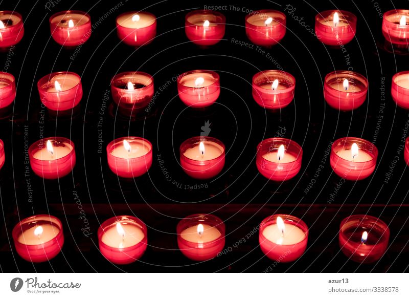 Gruppe von roten Kerzen in der Kirche für das Auferstehungsgebet des Glaubens Gebet Hoffnung Opfer Stille Trauer Liebe Frieden Seele Religion Kerzenschein Licht