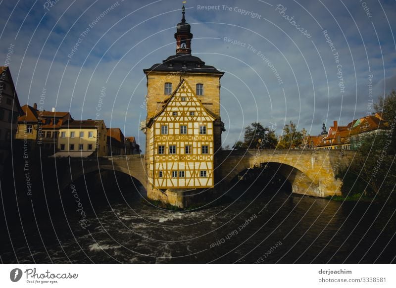 Altes Rathaus in Bamberg- Es steht mitten im Fluß. Rechts und links begehbar durch eine Brücke. Stil Erholung Ausflug Sommer Traumhaus Umwelt Schönes Wetter